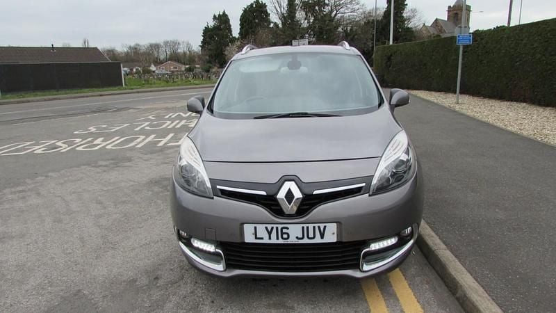 Usado Renault Grand Scénic IV Dynamique 110 HP (80 kW) 2016 Cinzento Monovolume