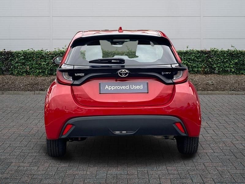 Second-hand Toyota Yaris Hybrid 2024 Roșu Hatchback