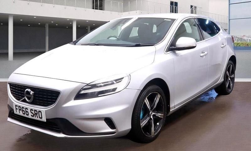 Used Volvo V40 R-Design 120 HP (88 kW) 2016 Silver Hatchback