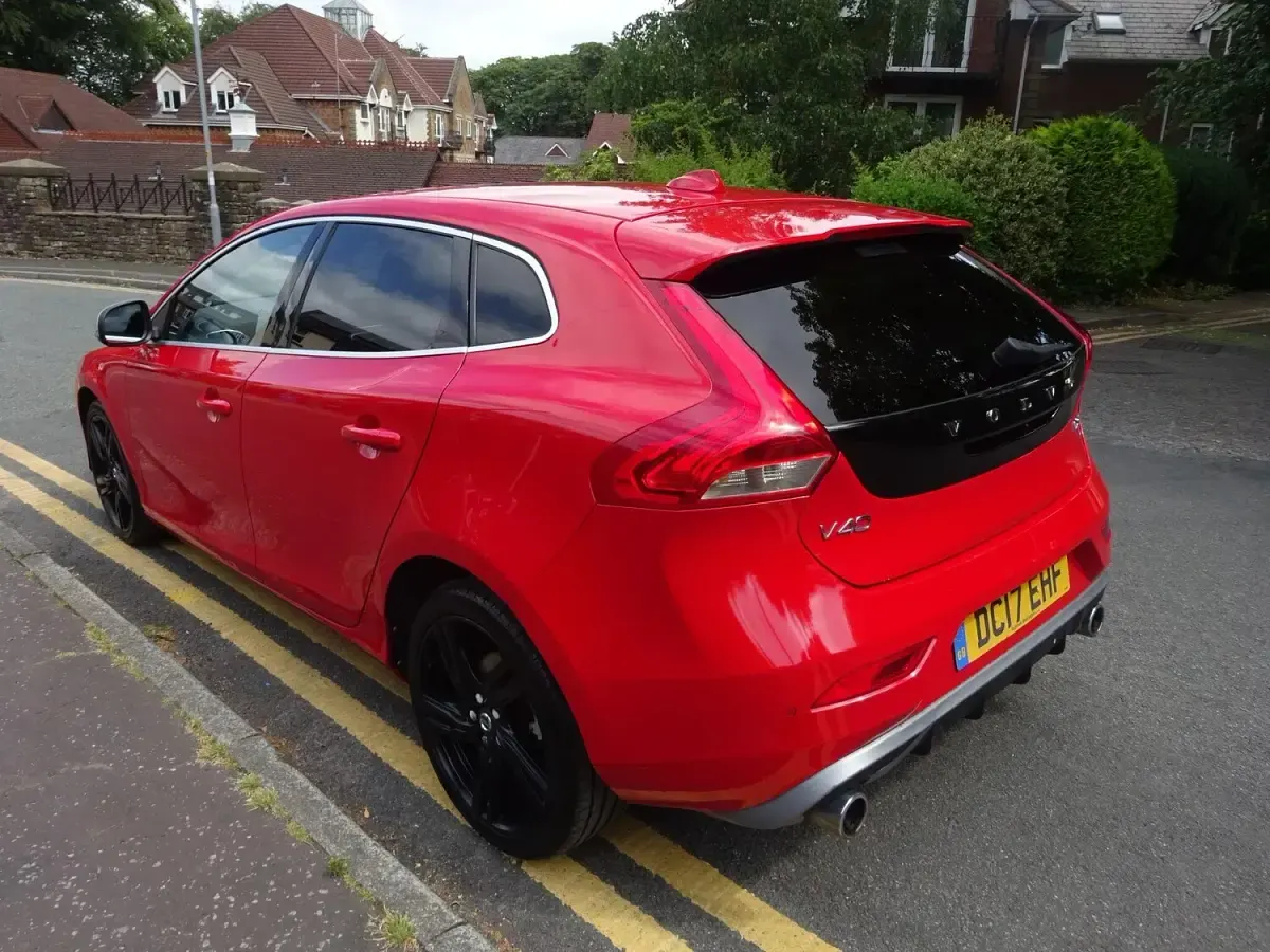 Used Volvo V40 R-Design Pro 120 HP (88 kW) 2017 Red Hatchback