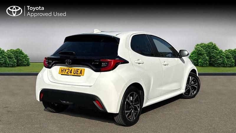 Used Toyota Yaris Hybrid Design 116 HP (85 kW) 2024 Pure white