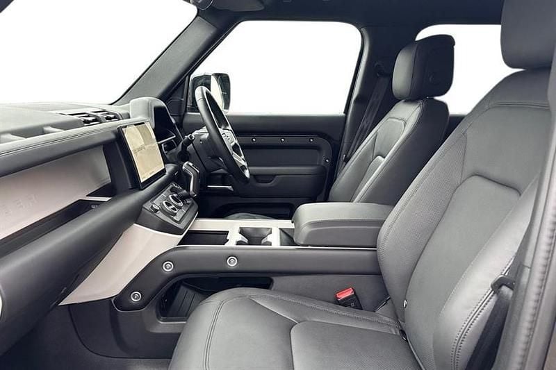 Used Land Rover Defender SE Dynamic 249 HP (183 kW) 2025 Santorini black Estate