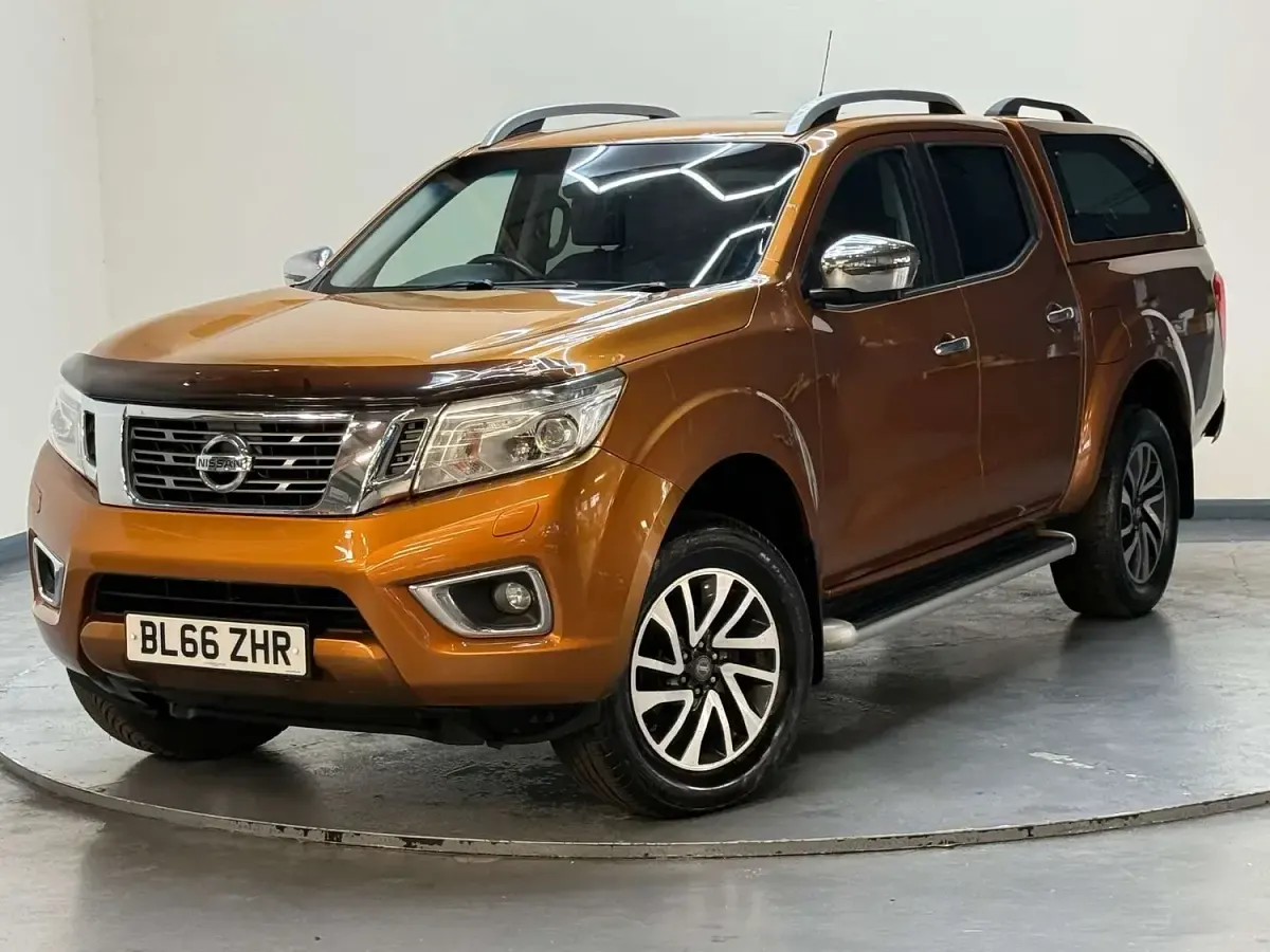 Used Nissan Navara Tekna 190 HP (139 kW) 2016 Yellow Pickup