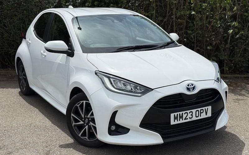 Used 2025 Toyota Yaris Hybrid Design Hatchback | £18,499 (Good price) - Image 1/4