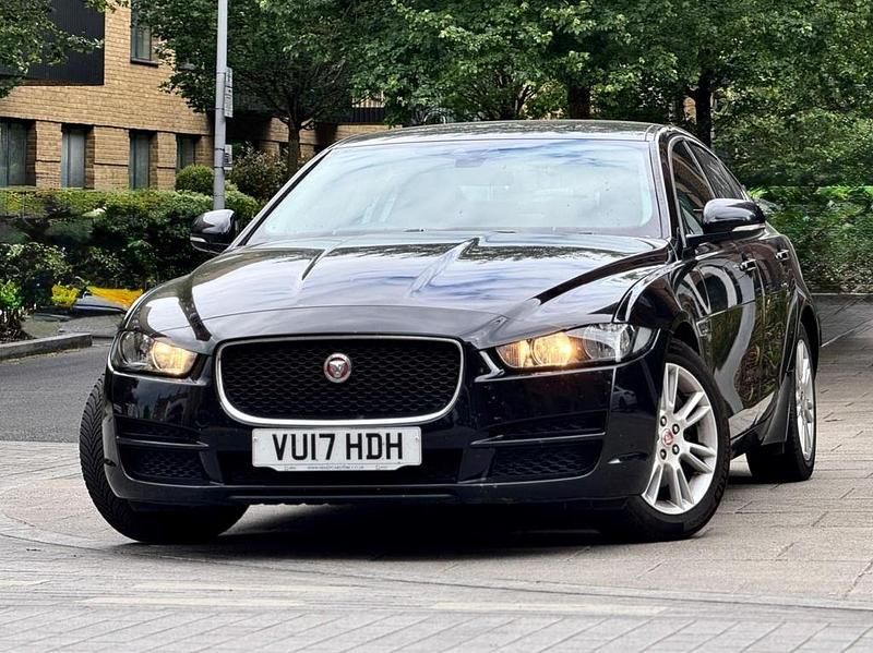 Usado Jaguar XE Prestige 180 HP (132 kW) 2017 Preto Sedan
