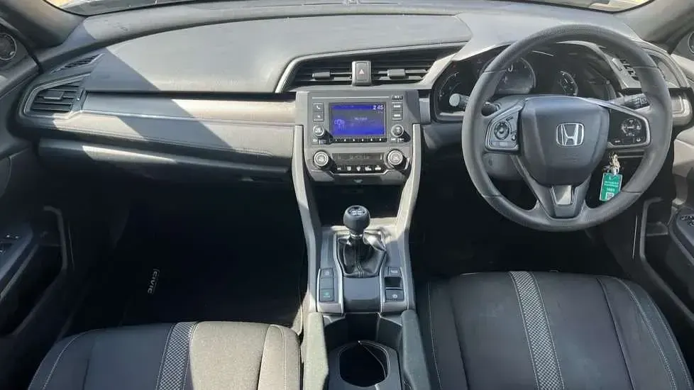 Używany Honda Civic SE 126 KM (92 kW) 2020 Srebrny Hatchback