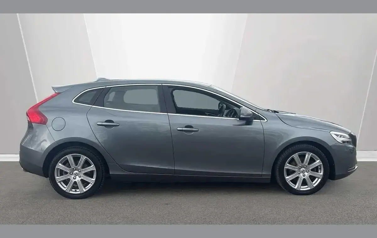 Usado Volvo V40 Inscription 150 HP (110 kW) 2018 Cinzento Citadino