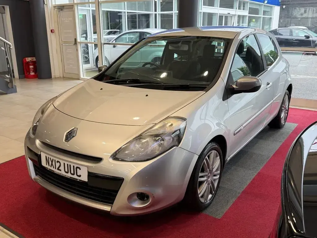 Used Renault Clio IV Dynamique 100 HP (73 kW) 2012 Silver Hatchback