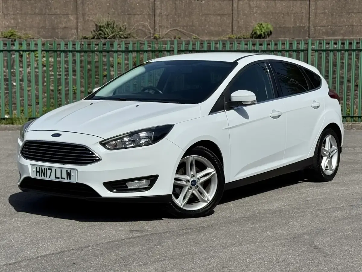 Used Ford Focus Zetec 120 HP (88 kW) 2017 White Hatchback