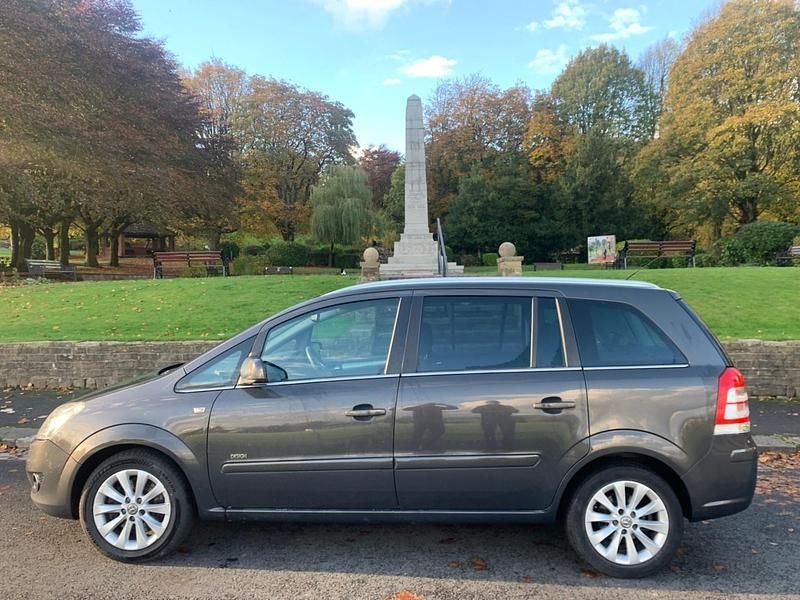 Used Vauxhall Zafira Design Edition 110 HP (80 kW) 2014 Grey MPV