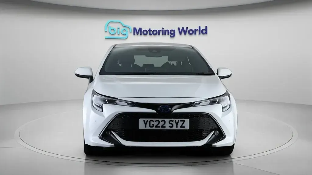 Begagnad Toyota Corolla 184 HK (135 kW) 2022 Vit Halvkombi