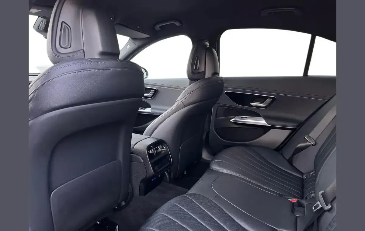 Begagnad Mercedes E220 AMG line 194 HK (142 kW) 2025 Silver Sedan