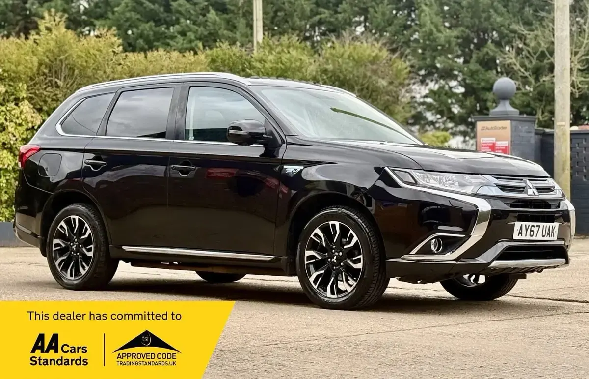 Begagnad Mitsubishi Outlander P-HEV 2017 Svart Kombi