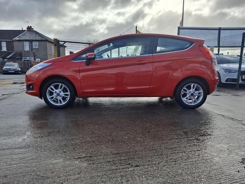 Usado Ford Fiesta Zetec 82 HP (60 kW) 2015 Vermelho Citadino