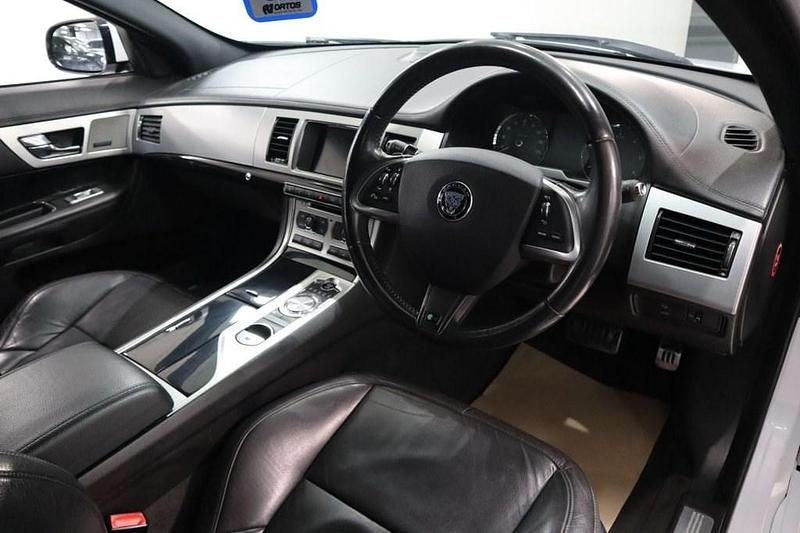 Used Jaguar XF Sportbrake R-Sport 200 HP (147 kW) 2015 White Estate