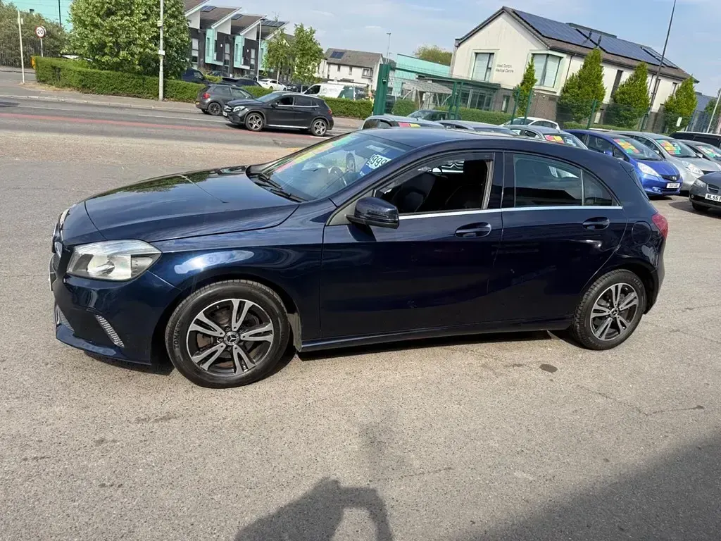 Usado Mercedes A180 SE 2018 Azul Citadino