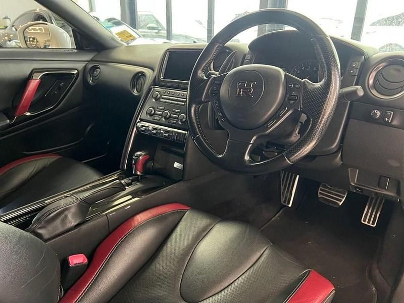 Used Nissan GT-R Premium Edition 530 HP (389 kW) 2011 White Coupe