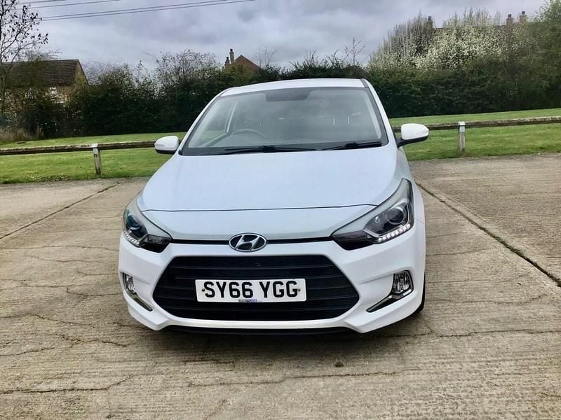 Used Hyundai i20 SE 84 HP (61 kW) 2016 White Coupe