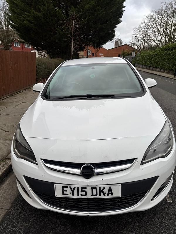 Used Vauxhall Astra SRi 115 HP (84 kW) 2015 White Hatchback