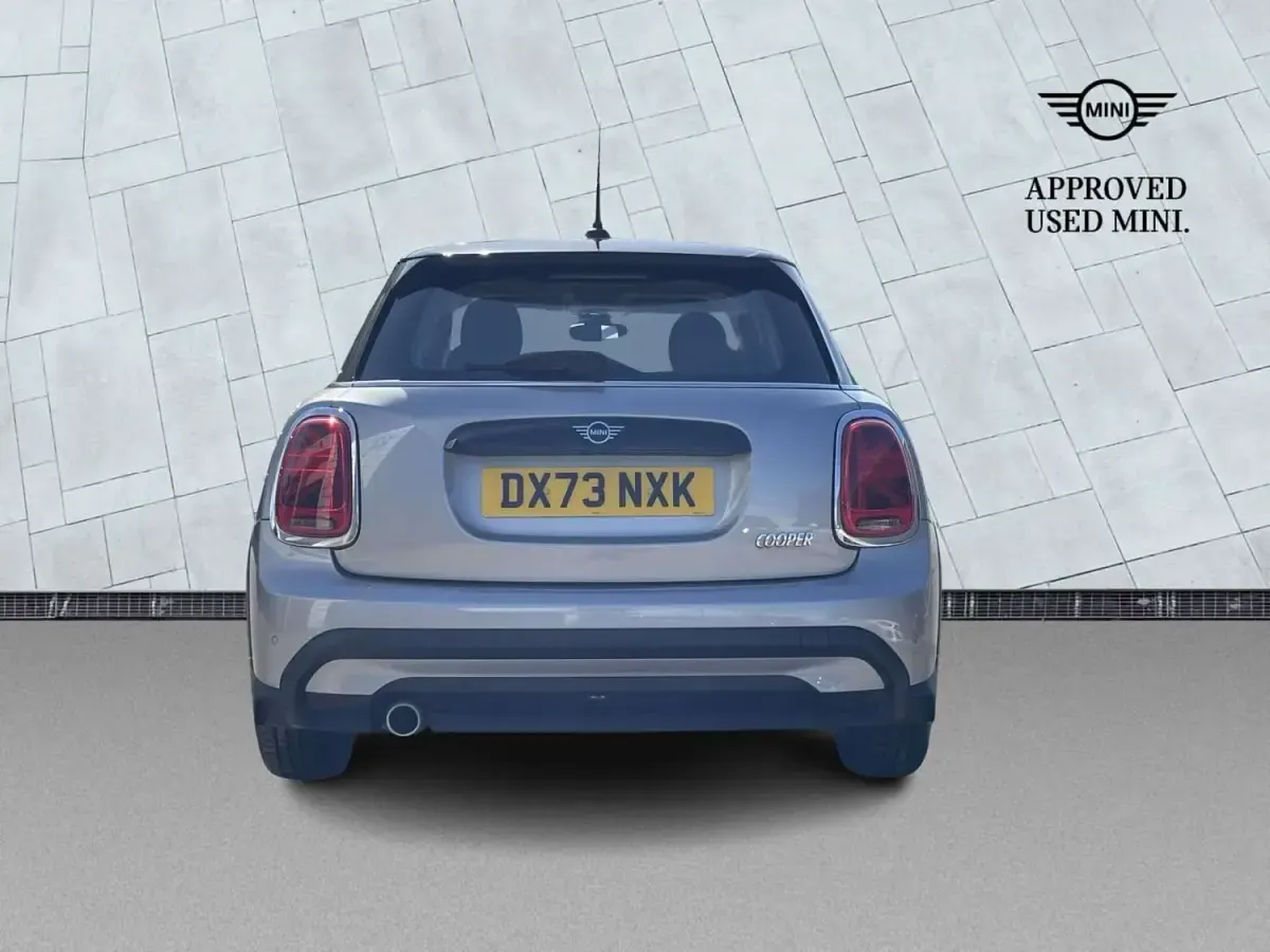 Używany Mini Cooper Classic 2023 Srebrny Hatchback