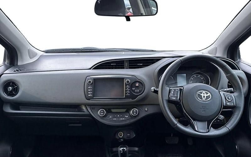 Used Toyota Yaris Hybrid 101 HP (74 kW) 2018 Red Hatchback