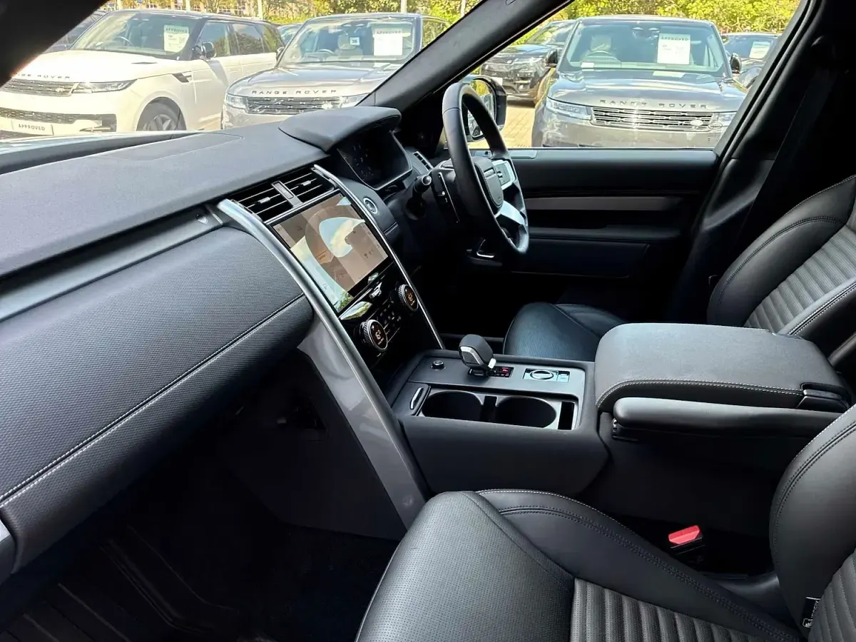 Used Land Rover Discovery HSE Dynamic 2025 White SUV