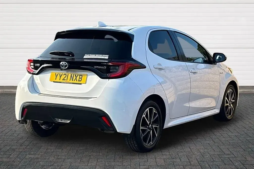 Used Toyota Yaris Design 116 HP (85 kW) 2021 White Hatchback