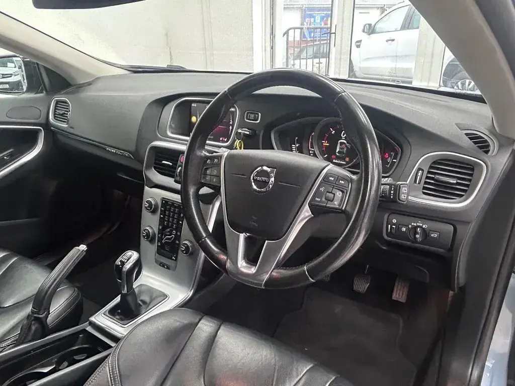 Used Volvo V40 Pro 150 HP (110 kW) 2017 Blue Hatchback