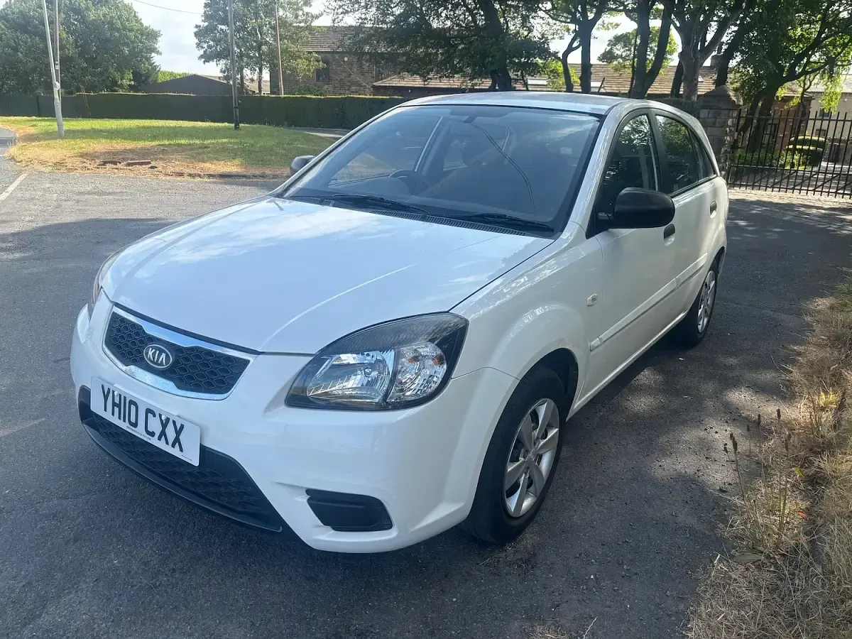Used Kia Rio 95 HP (69 kW) 2010 White Hatchback