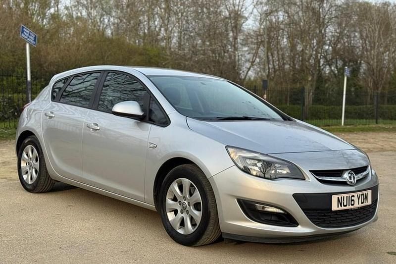 Used Vauxhall Astra Design Edition 110 HP (80 kW) 2016 Silver Hatchback