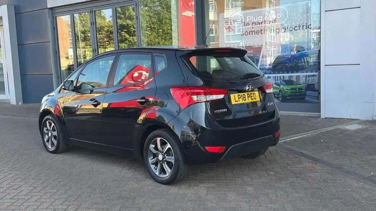 Usado Hyundai ix20 SE 123 CV (90 kW) 2018 Negro Utilitario