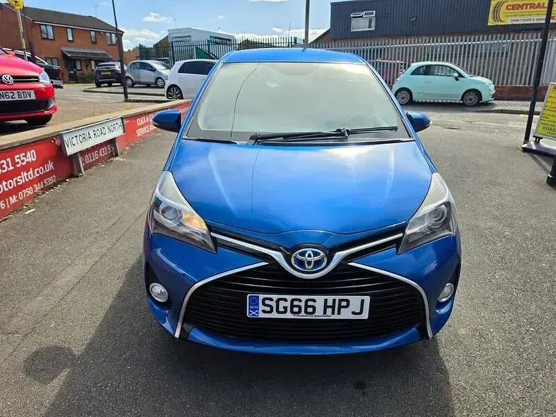 Used Toyota Yaris 101 HP (74 kW) 2016 Blue Hatchback