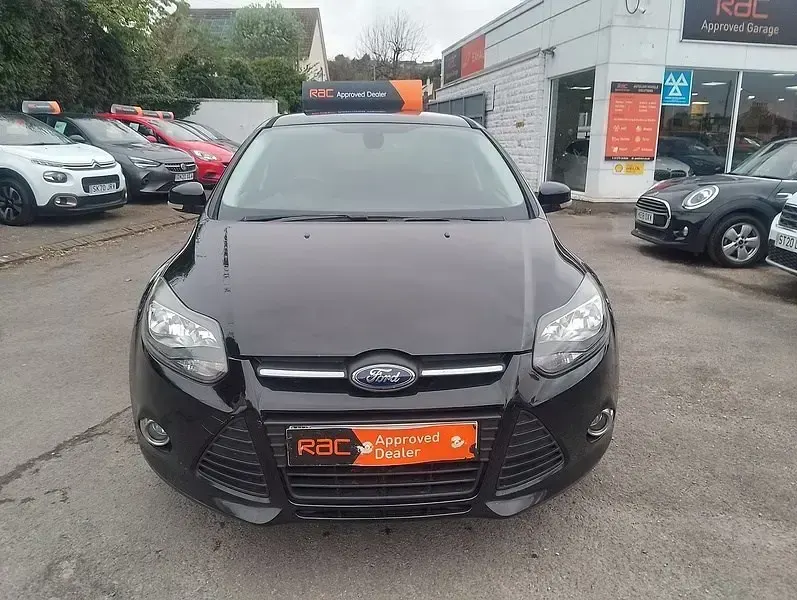 Begagnad Ford Focus Zetec 2013 Svart Halvkombi