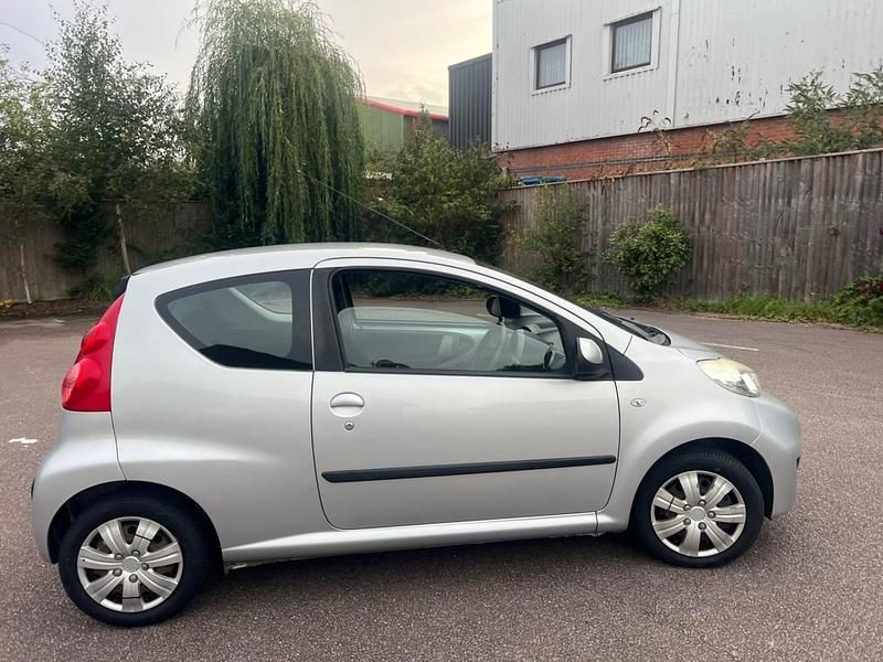 Used Peugeot 107 68 HP (50 kW) 2010 Silver Hatchback