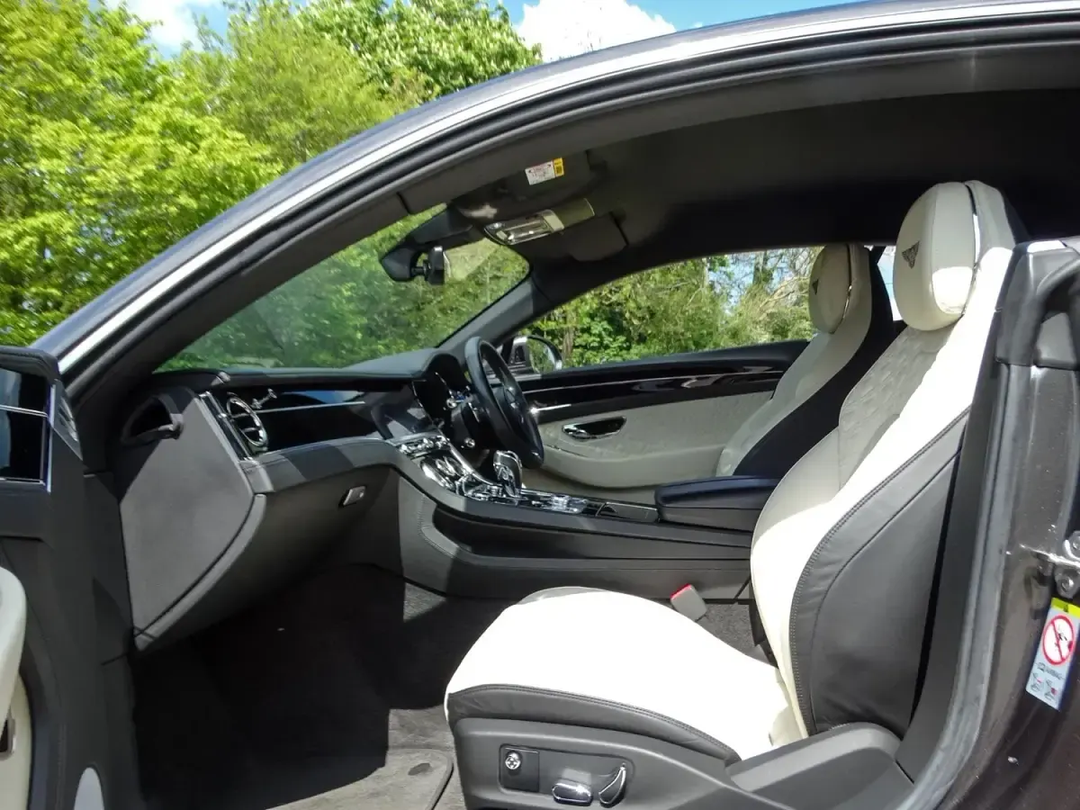 Begagnad Bentley Continental 635 HK (467 kW) 2019 Grå Sportkupé