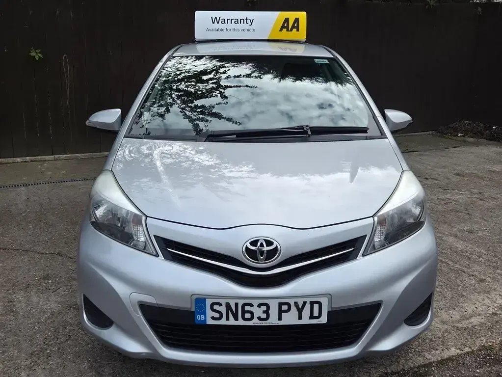 Begagnad Toyota Yaris 101 HK (74 kW) 2013 Silver Halvkombi