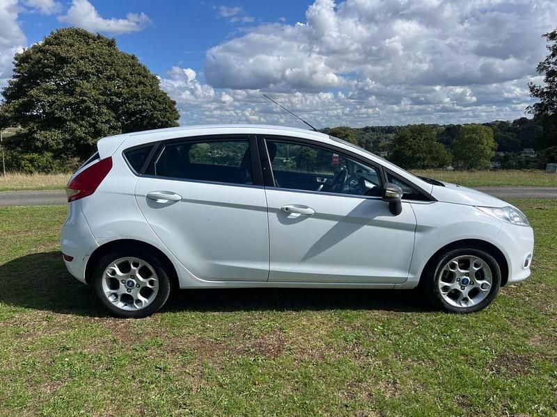White Used 2012 Ford Fiesta Zetec Hatchback | £1,595 (A bit pricey) - Image 1/4