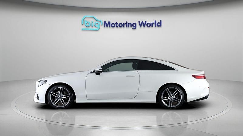 Begagnad Mercedes E220 AMG line 194 HK (142 kW) 2020 Vit Sportkupé