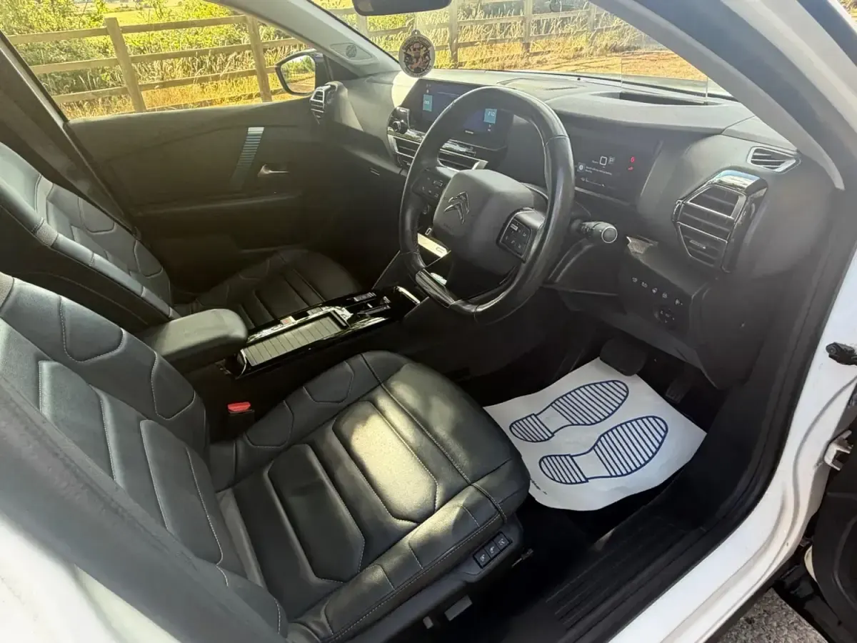 Used Citroën e-C4 Shine 100 kW (136 HP) 2023 White Hatchback