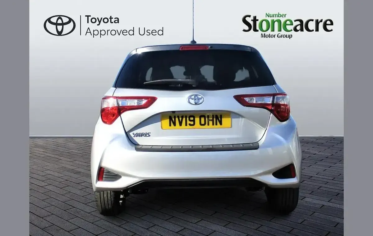 Używany Toyota Yaris 109 KM (80 kW) 2019 Srebrny Hatchback