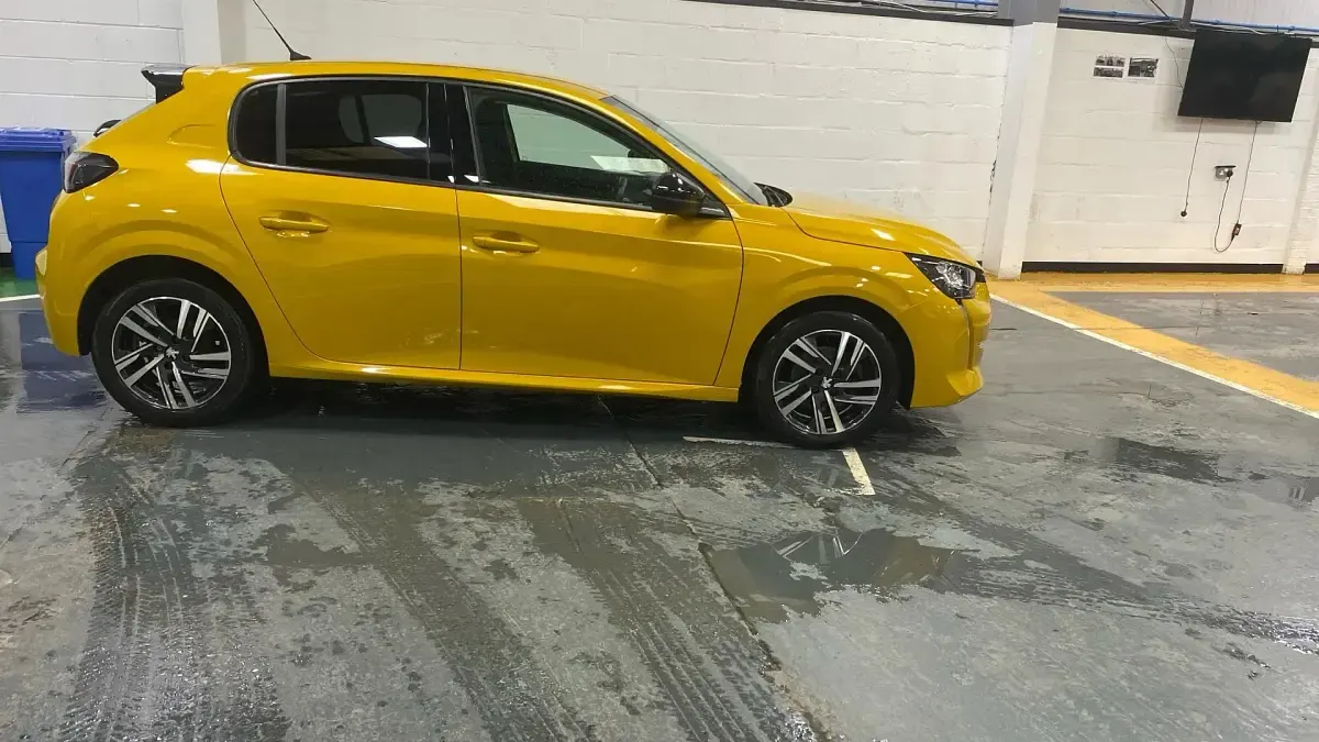 Second-hand Peugeot 208 Allure+ 100 CP (73 kW) 2024 Galben Hatchback