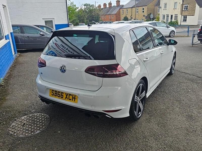 Begagnad VW Golf VII R 2016 Vit Halvkombi