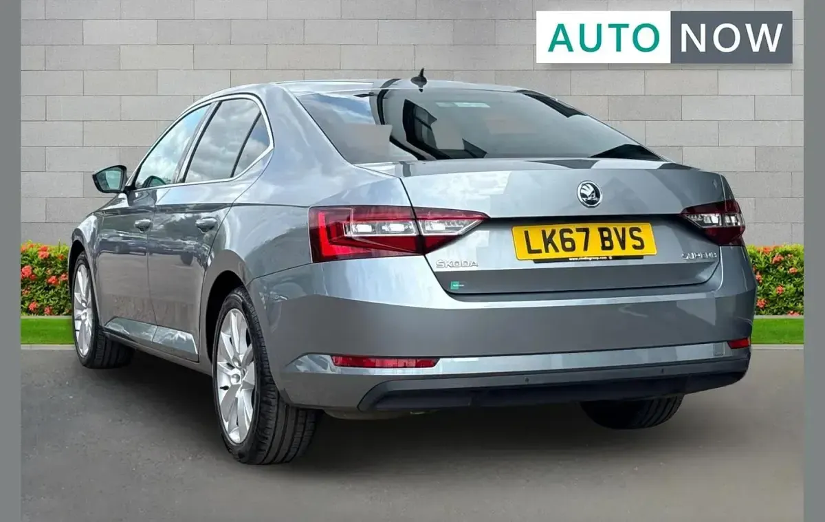 Usado Skoda Superb SE L Executive 150 HP (110 kW) 2017 Cinzento Citadino