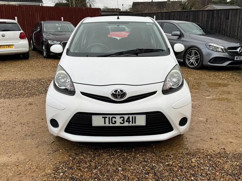 Used Toyota Aygo 68 HP (50 kW) 2012 White Hatchback