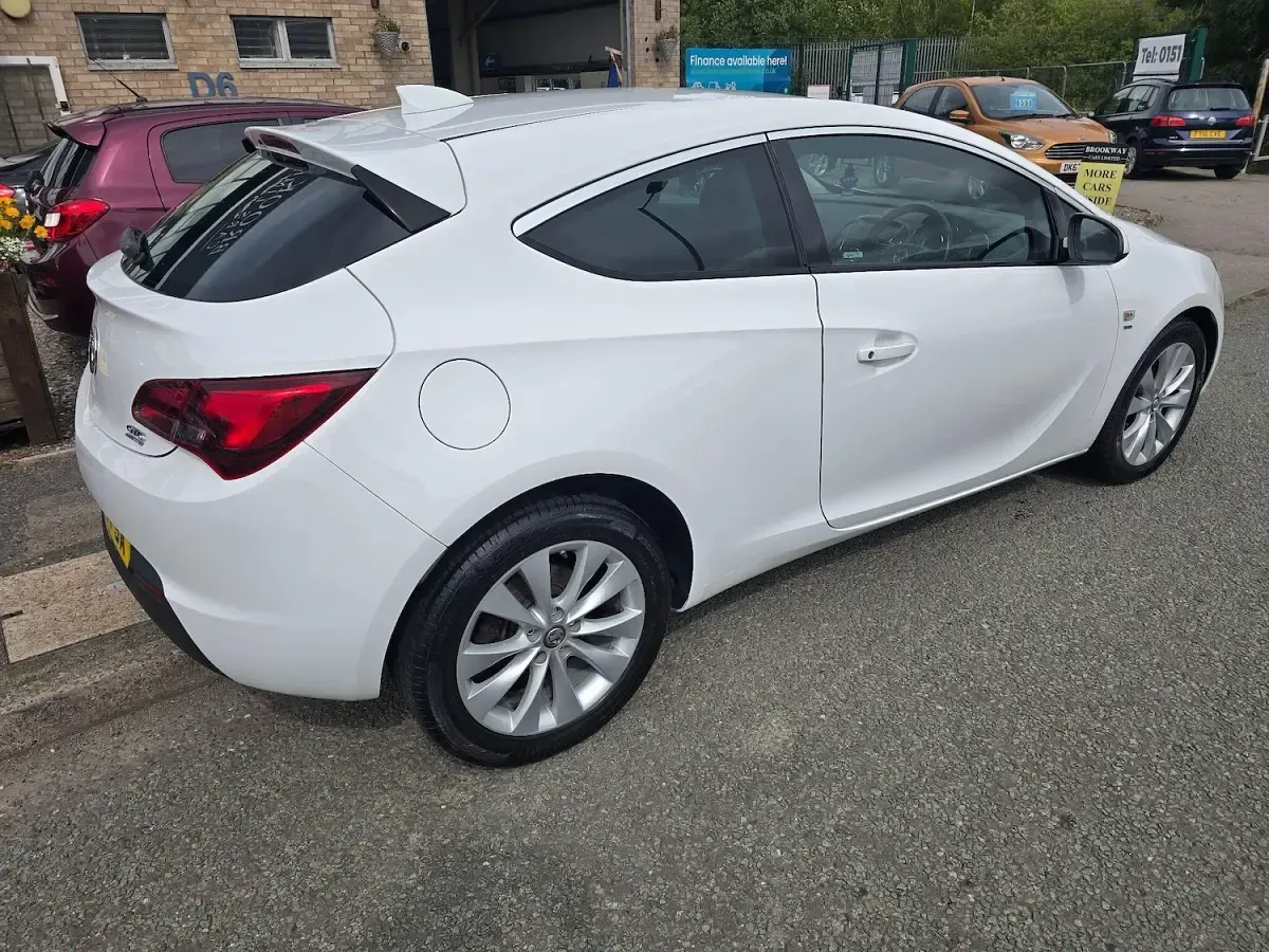 Used Vauxhall Astra GTC SRi 2017 White Hatchback