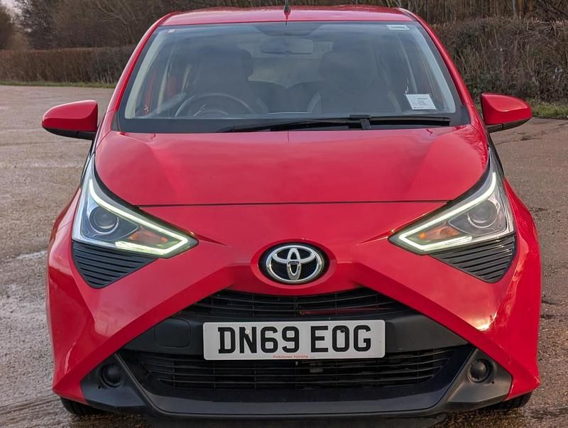 Used Toyota Aygo X-play 71 HP (52 kW) 2019 Red Hatchback