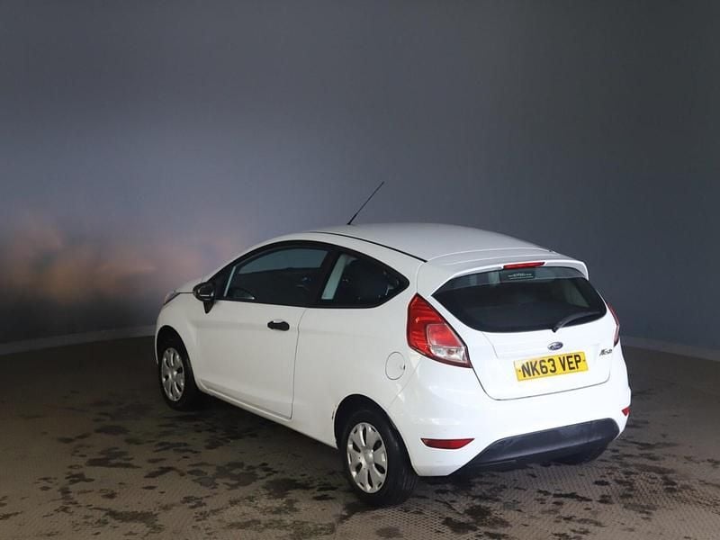 Usado Ford Fiesta Studio 82 HP (60 kW) 2014 Branco Citadino