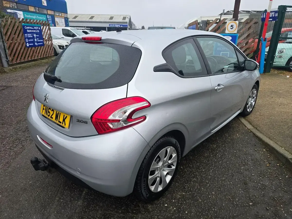 Used Peugeot 208 Access 68 HP (50 kW) 2012 Silver Hatchback