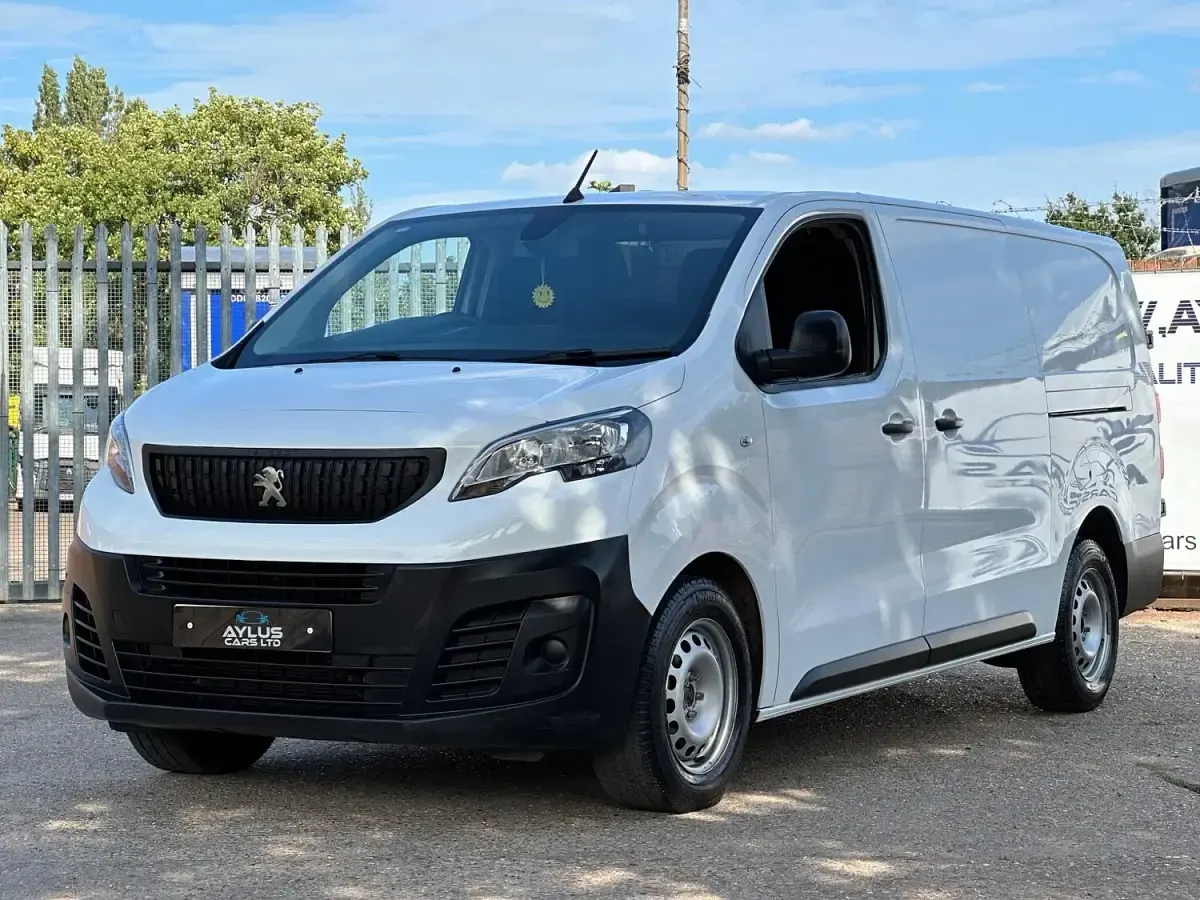 Used Peugeot Expert Premium 142 HP (104 kW) 2022 White Van