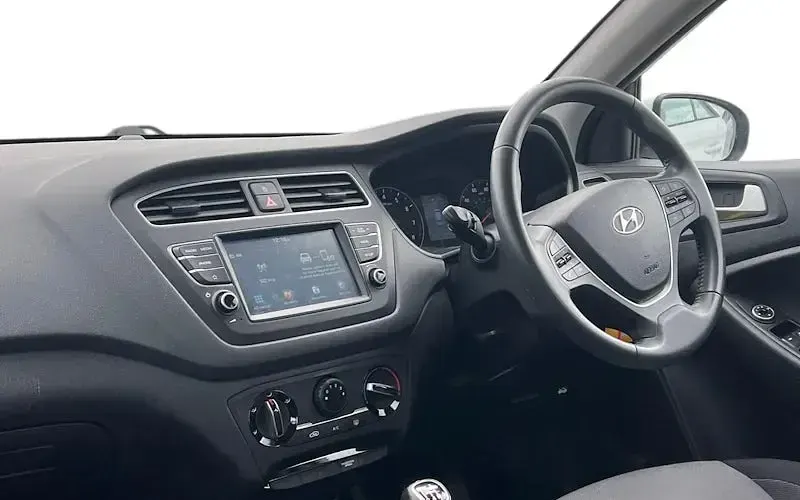 Used Hyundai i20 SE 84 HP (61 kW) 2020 White Hatchback